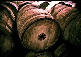 thùng gỗ sồi lâu năm đưng rượu