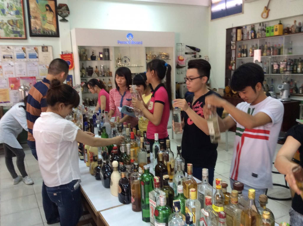 Lớp-Bartender-trong-giờ-thực-hành