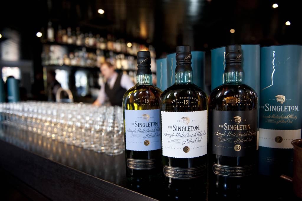 Rượu-Singleton-tại-một-quán-bar