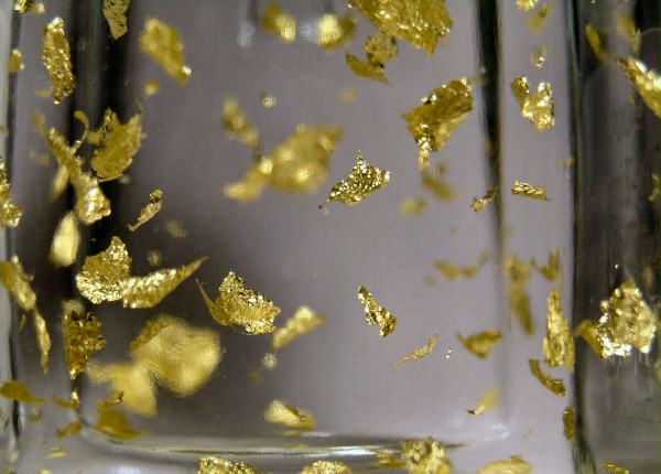 Rượu Gold Wasser với vảy vàng 