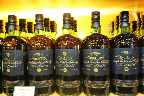 Singleton-18-tại-một-cửa-hàng-miễn-thuế