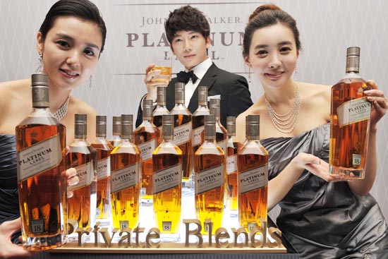 Diện mạo lịch lãm của Johnnie Walker 2013 