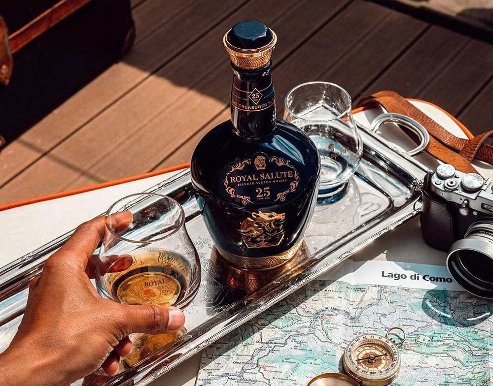 Cach-thuong-thuc-Chivas-25-YO-dung-chuan