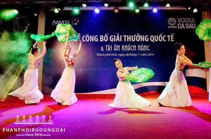 Cong-bo-giai-vang-cho-ruou-Vodka-ca-sau-Xanh-50cl