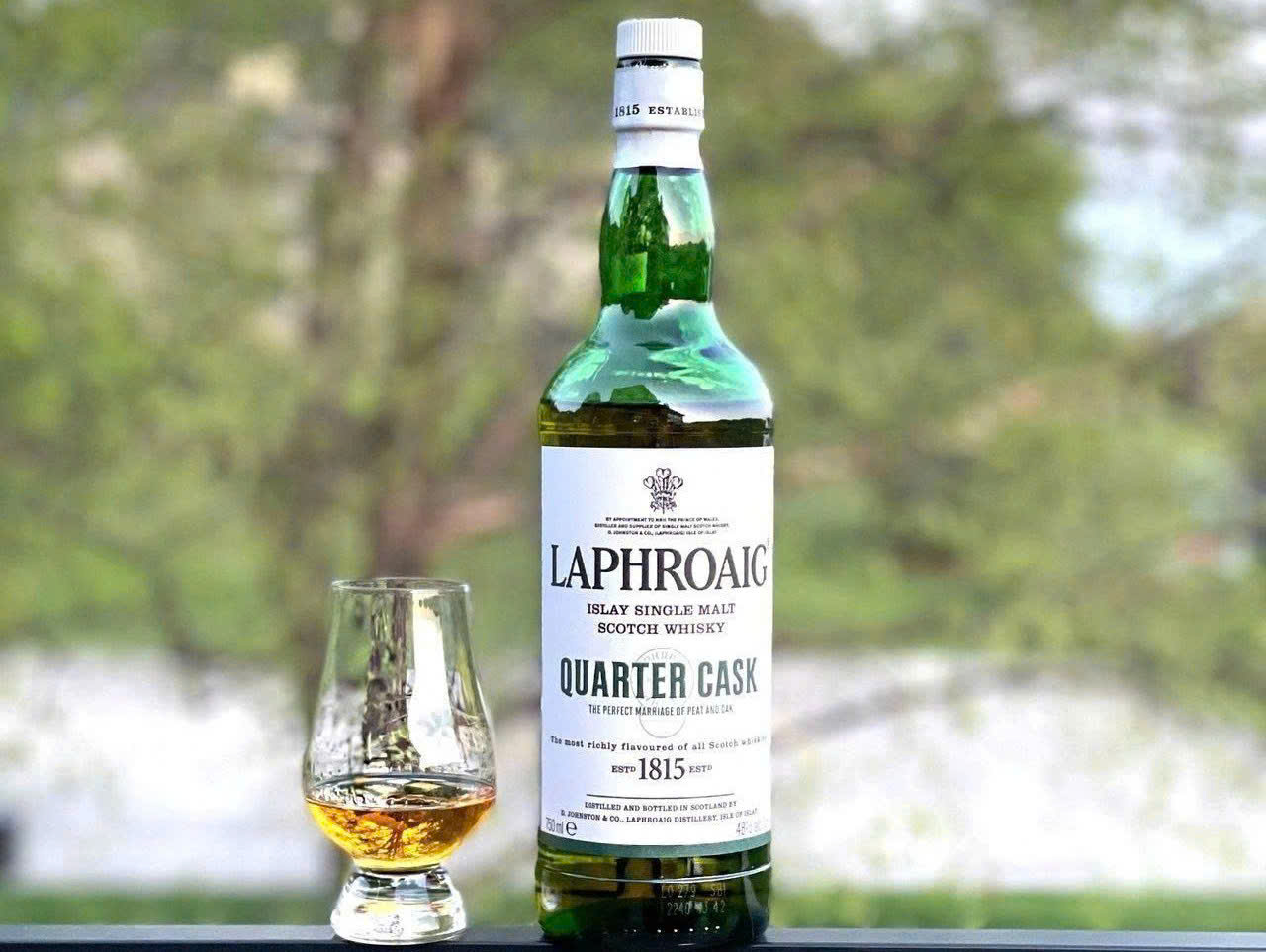 Dung-dieu-voi-Laphroaig-Quarter-Cask-700ml