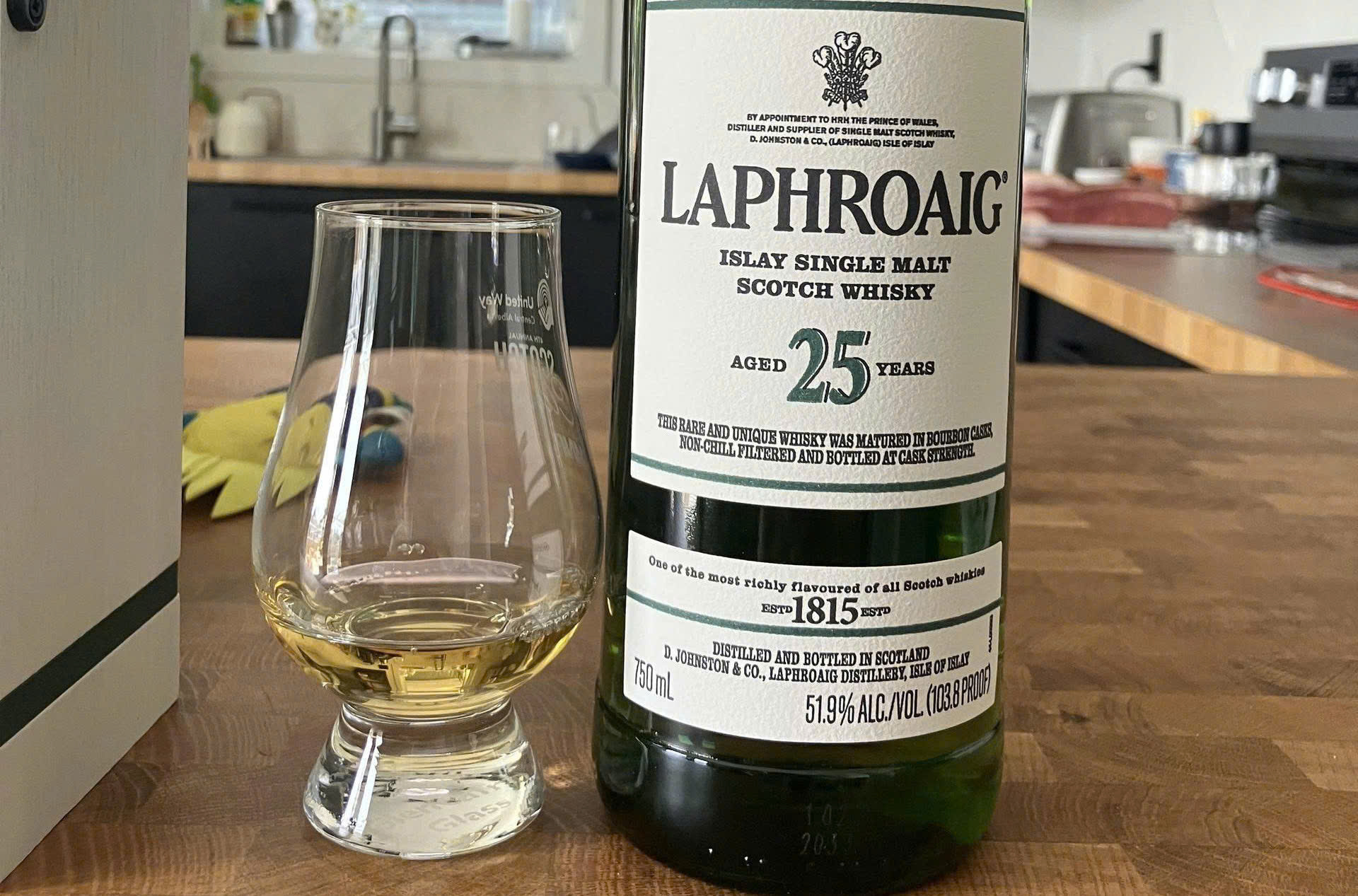 Dung-dieu-voi-laphroaig-25-yo