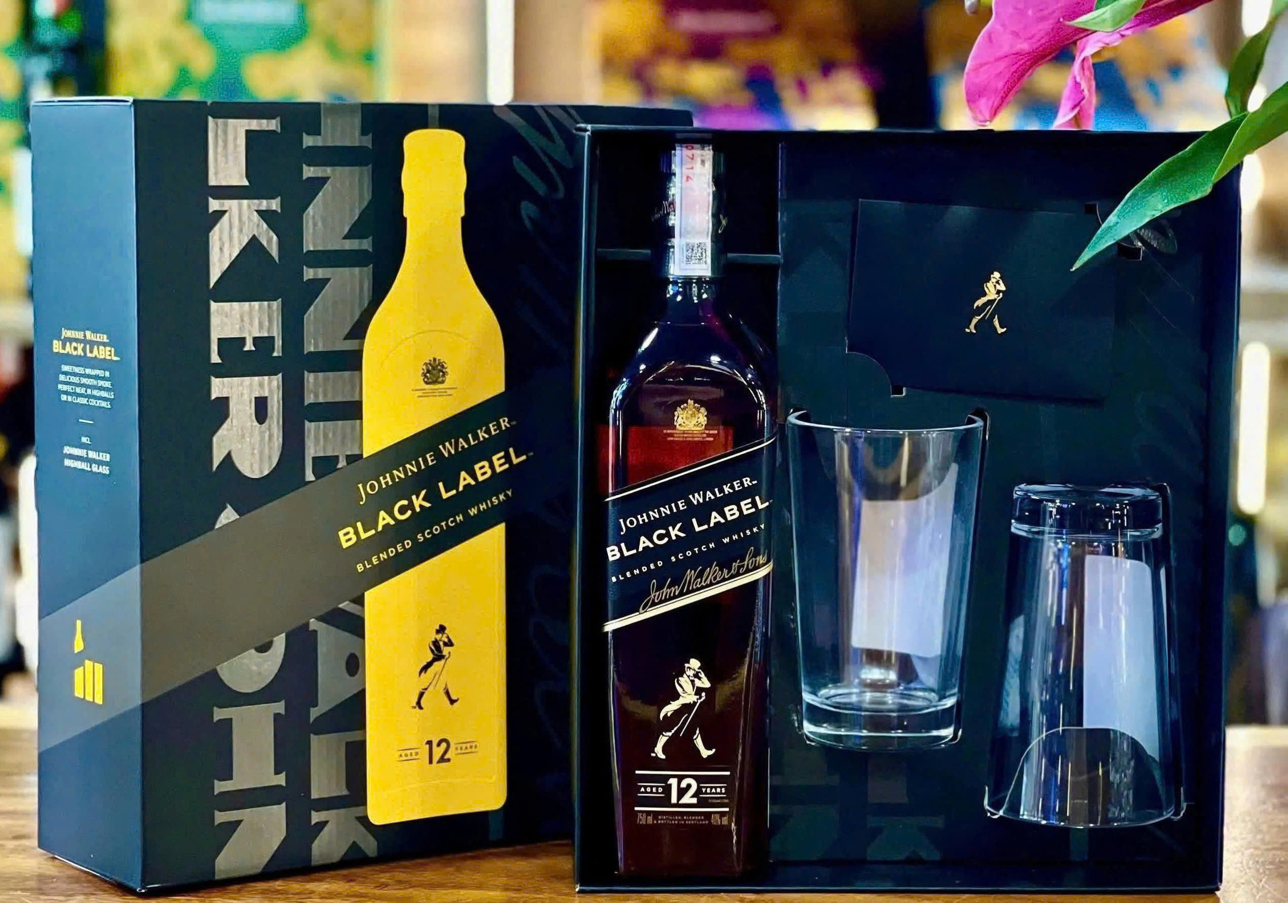 JW-Black-Label-Hop-qua-2026-khi-mo-hop-tet-9