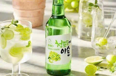 Mot-cach-thuong-thuc-JinRo-Soju-Nho-Xanh-gia-re