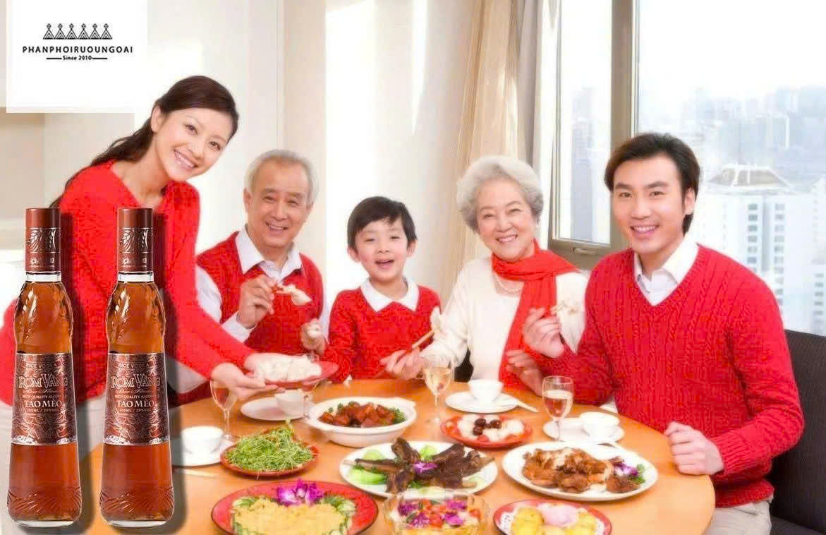 Ruou-tao-meo-rom-vang-voi-mon-an-viet-nam