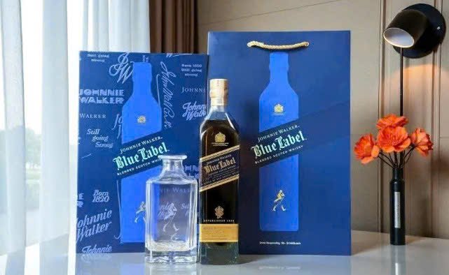 Trung-bay-johnnie-walker-blue-label-Hop-qua-2026