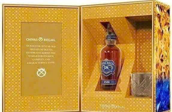 chivas-18-hop-qua-tet-2026-khi-mo-hop-11