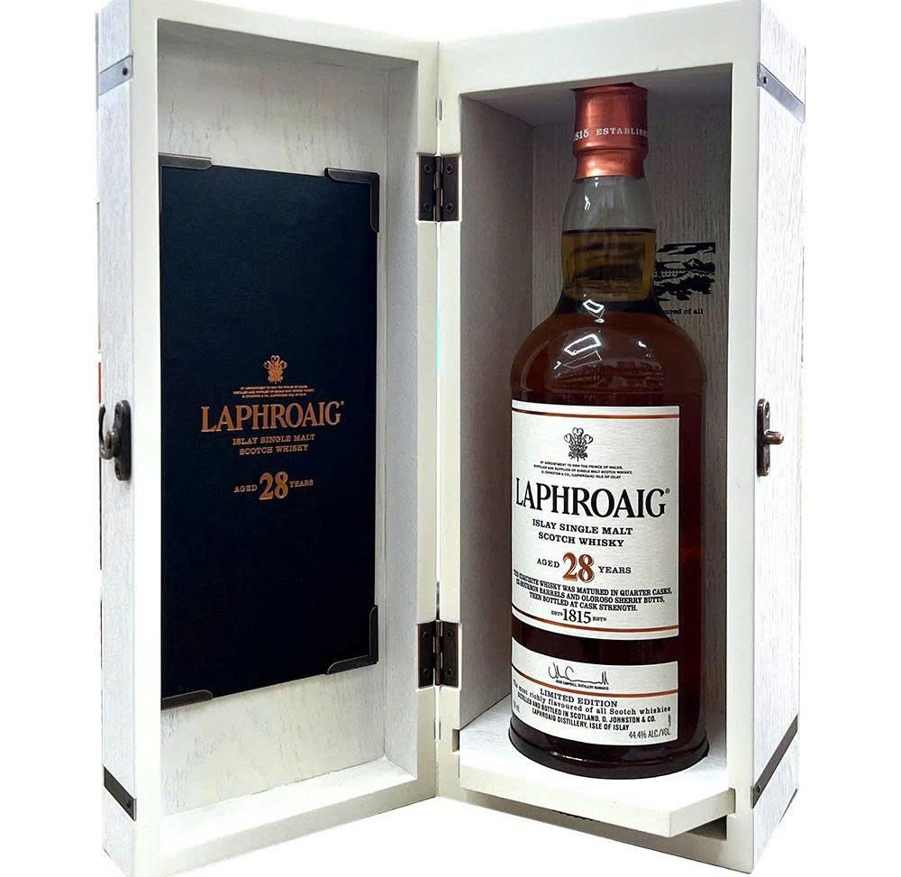 laphroaig-28-khi-mo-hop-go