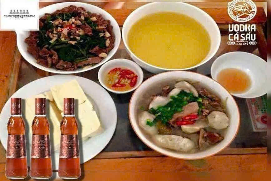 mon-an-viet-nam-voi-ruou-tao-meo-rom-vang