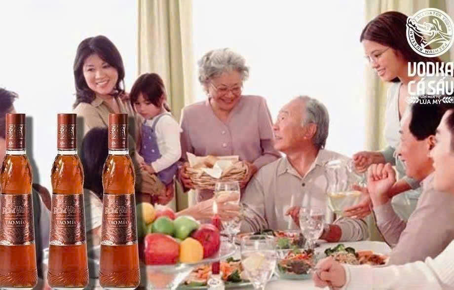 ruou-rom-vang-tao-meo-50cl-Va-gia-dinh-Viet-Nam