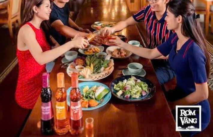 thuong-thuc-ruou-rom-vang-500ml