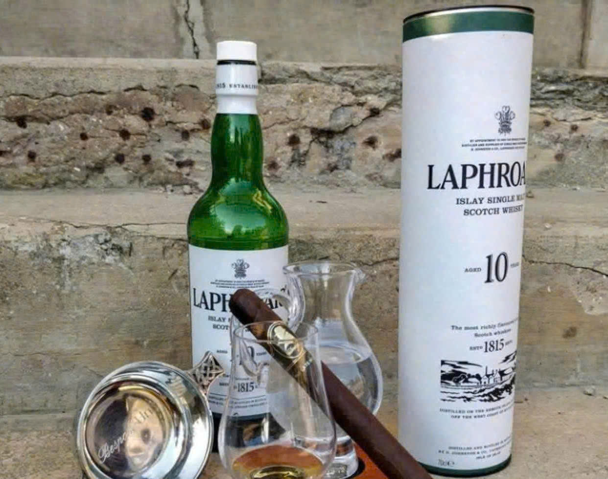 Thuong-thuc-Laphroaig-10-nam-75cl-dung-chuan