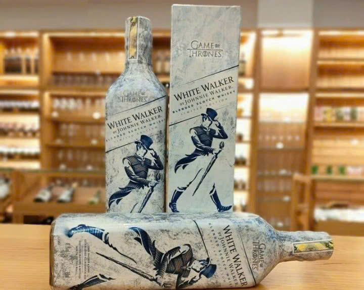 Trung-bay-Johnnie-Walker-White