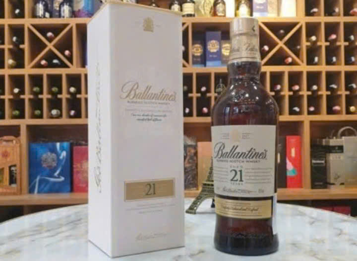 Trung-bay-mau-Ballantines-21-YO-moi