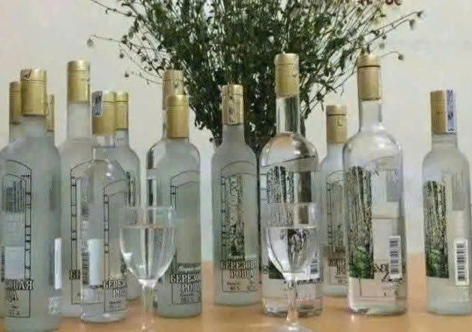 Trung-bay-mau-Bạch-duong-Vodka-nhap-khau-tu-NGA