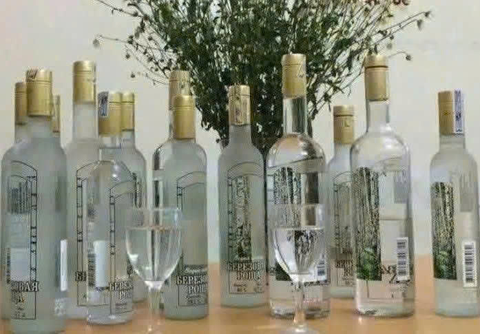 Trung-bay-mau-Vodka-Bạch-duong-nhap-khau-tu-NGA