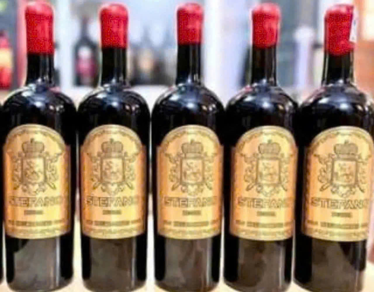 Trung-bay-mau-vang-stefano-Puglia-gia-re