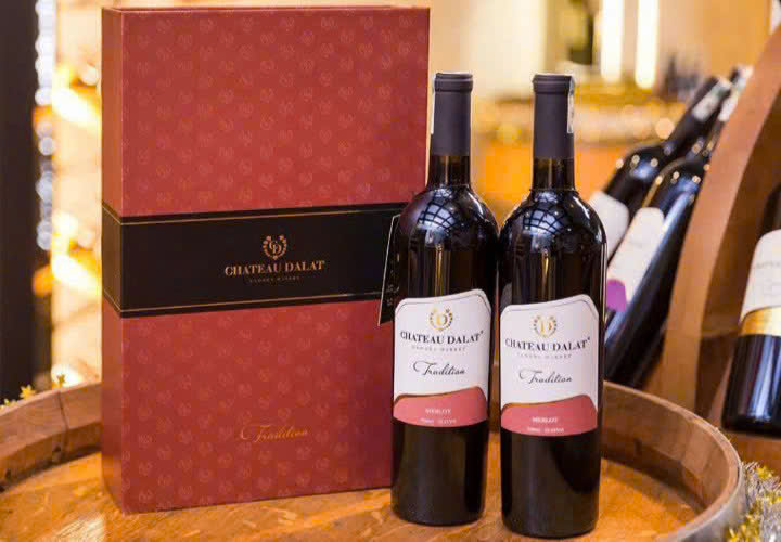 Chateau-Dalat-Tradition-Merlot-trung-bay-mau-LADOFOODS