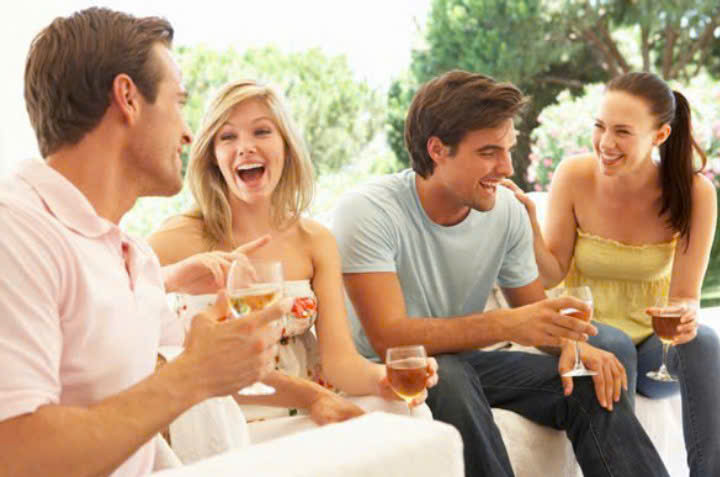 Nuoc-Trai-Cay-vivazz-sparkling-juice-duoc-su-dung-voi-ban-be