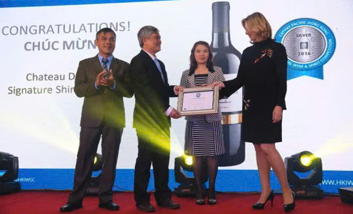 Signature Shiraz-va-giai-dong-QT