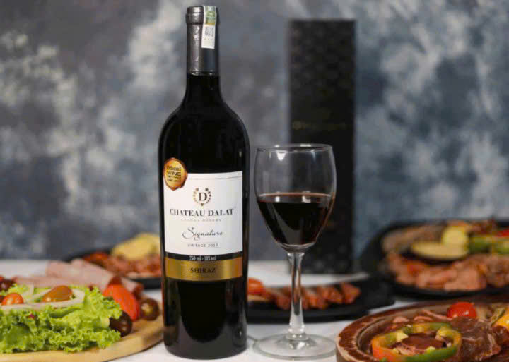 cach-thuong-thuc-Chateau-dalat-signature-Shiraz-LADOFOODS
