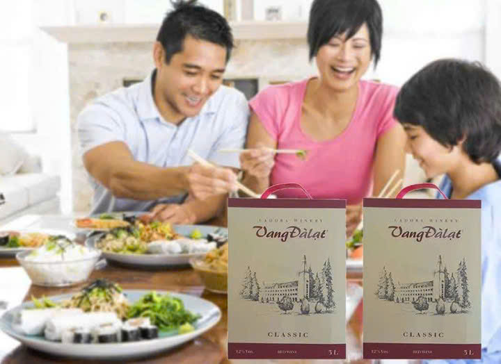 com-gia-dinh-voi-vang-da-lat-classic-Red-Wine-3-lit