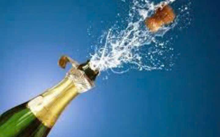 khi-mo-nut-chai-vang-no-da-lat-sparkling