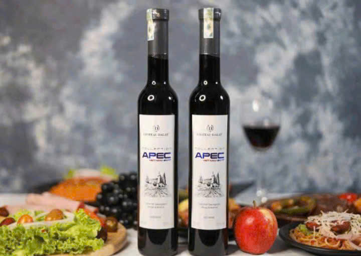 thuong-thuc-Chateau-Dalat-Apec-2017-375ml-voi-mon-an-la-thit-do