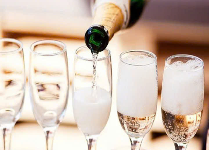 uong-vang-sparkling-wine-dung-chuan-vi