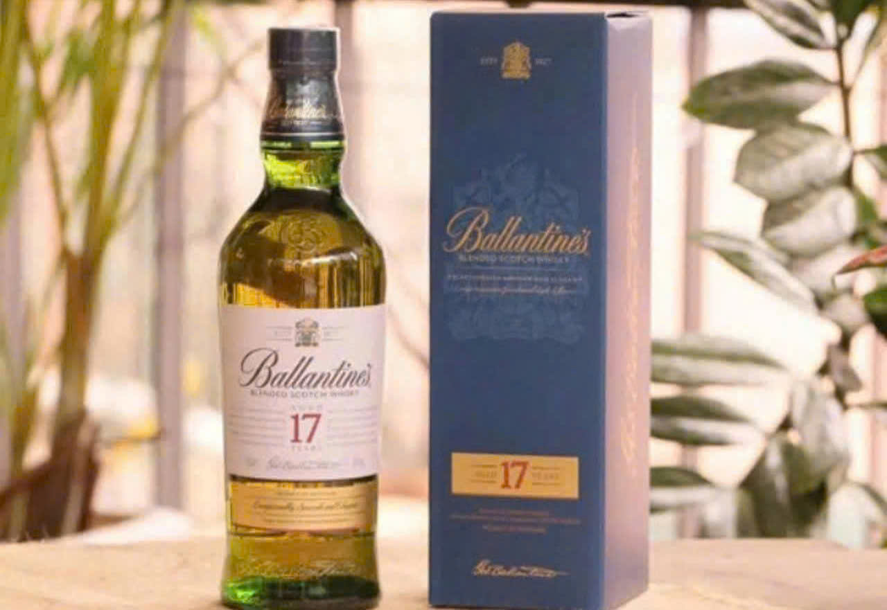 Bay-mau-Ballantines-17-Year-Old-gia-re