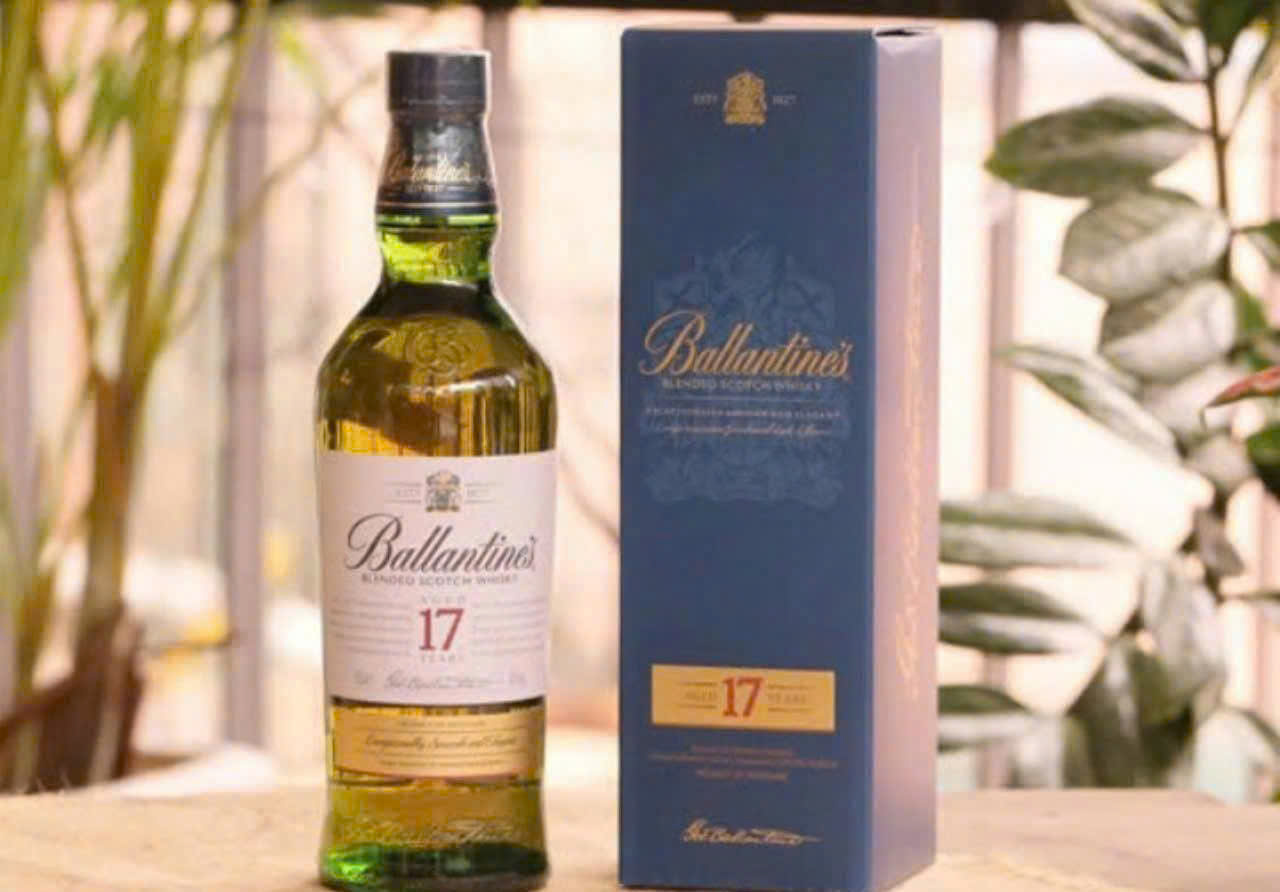 Bay-mau-Ballantines-17-nam-gia-re