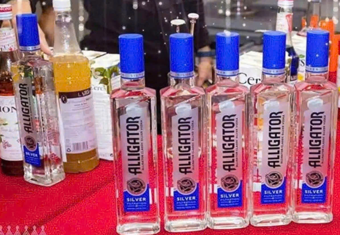 Bay-mau-Vodka-Ca-Sau-Xanh-50-cl-NGA