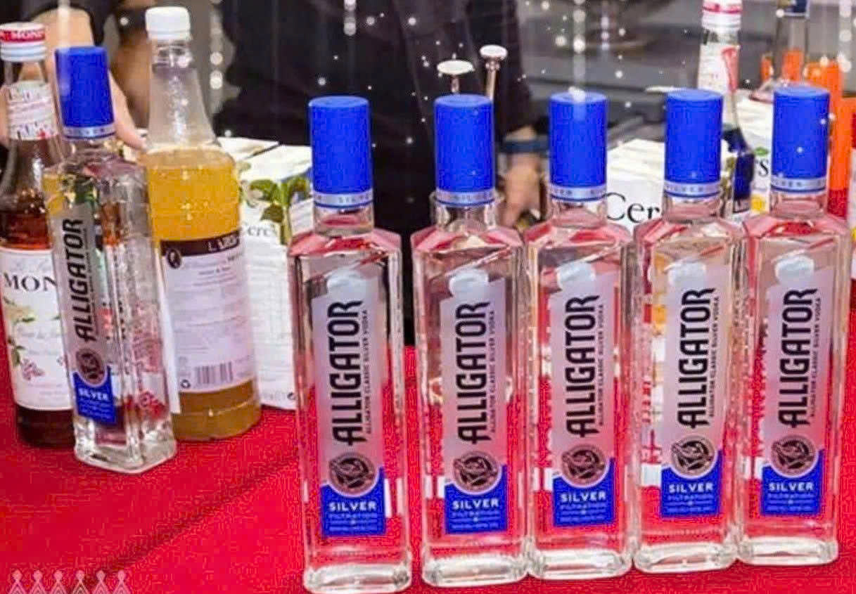 Bay-mau-Vodka-Ca-Sau-Xanh-50cl-NGA