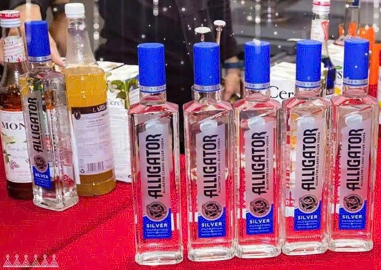 Bay-mau-Vodka-Ca-Sau-Xanh-50cl