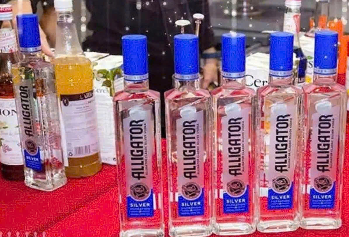 Bay-mau-chai-Vodka-Ca-Sau-Xanh-50-cl-NGA