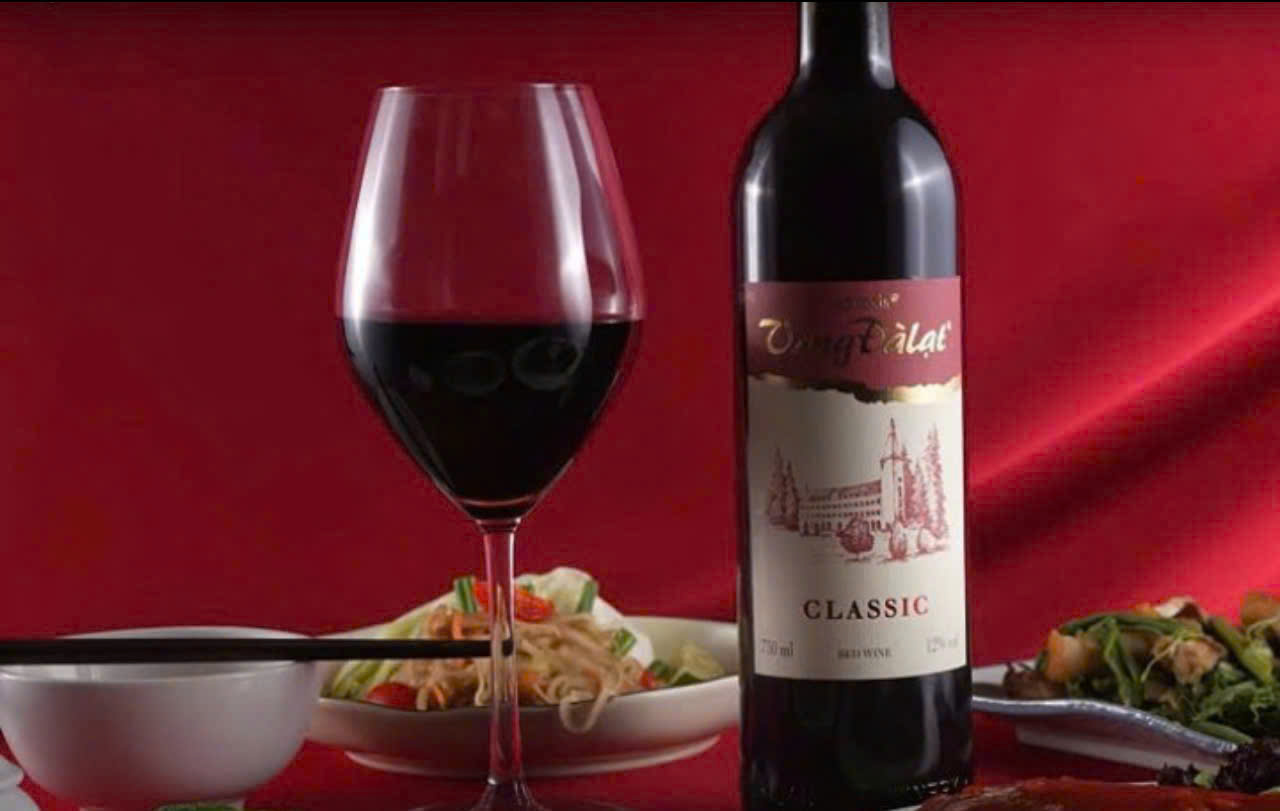Cach-Thuong-thuc-Vang-Da-lat-Classic-Red-Do-750ml-Moi