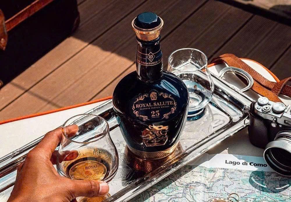 Cach-thuong-thuc-Chivas-Royal-Salute-25-YO-dung-chuan