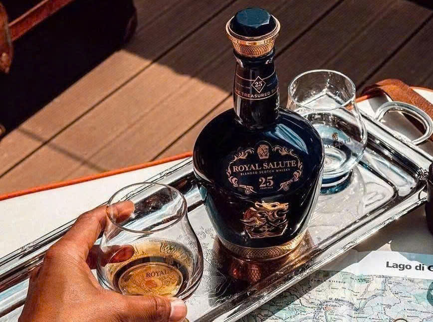 Cach-thuong-thuc-Chivas-Royal-Salute-25-YO