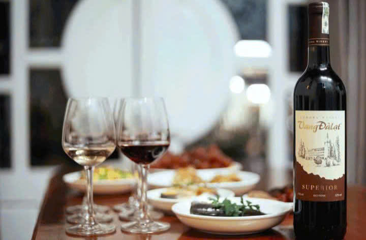 Cach-thuong-thuc-Vang-Da-Lat-Suprrior-Red-Wine-750ml