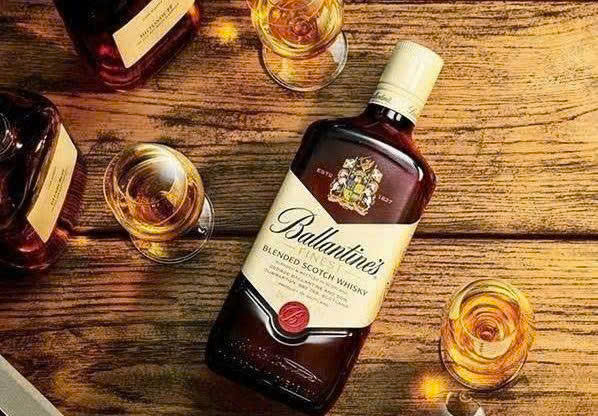 Cach-thuong-thuc-ruou-ballantines-finest-70-cl-dung-dieu