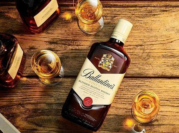 Cach-thuong-thuc-ruou-ballantines-finest-dung-dieu