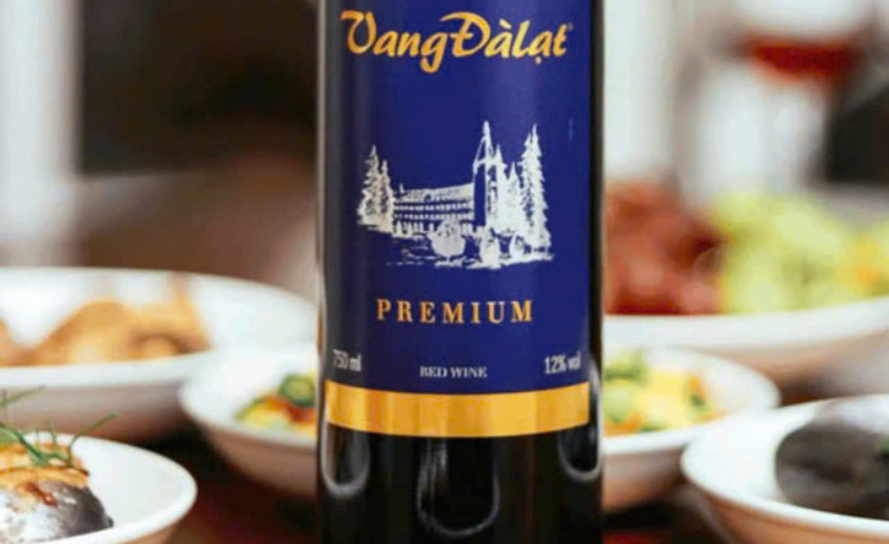 Cach-thuong-thuc-vang-da-lat-premium-do-750ml