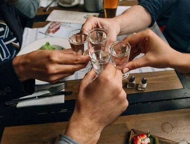 Cach-uong-vodka-cua-nguoi-viet-nam