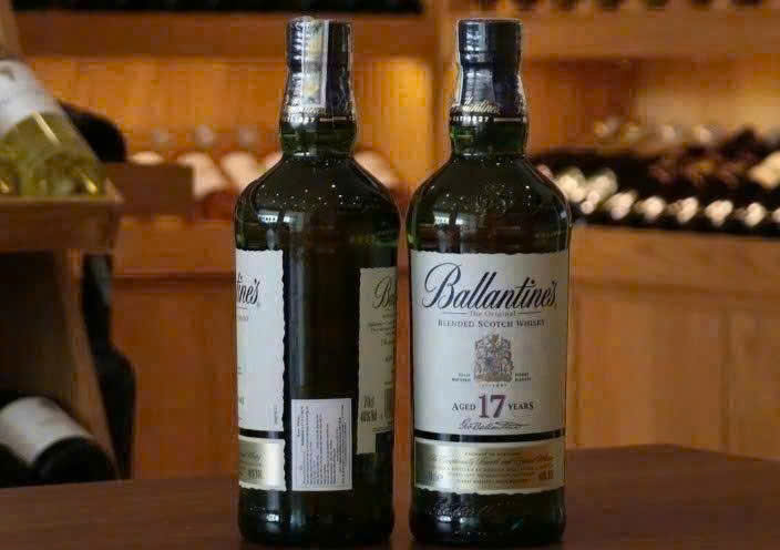 Chai-Ballantines-17-YO-gia-re-nhat-Ha-Noi