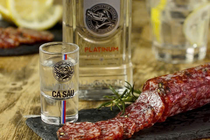 Dung-chuan-vi-Vodka-ca-sau-den-500-ml-31-do