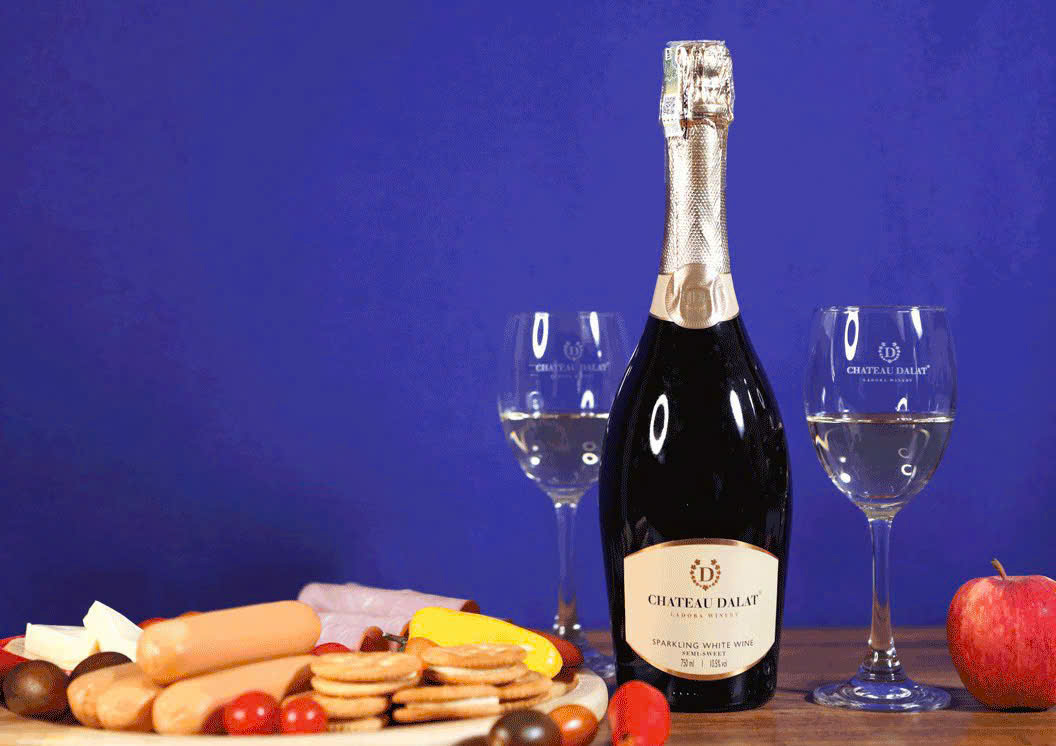 Dung-chuan-vi-voi-Chateau-Dalat-Sparkling-Trang
